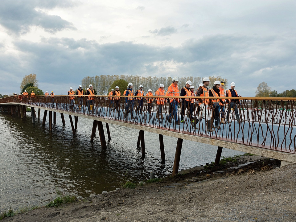 Onthulling bruggen Floriade lopend over brug Fotostudio Wierd kopiëren