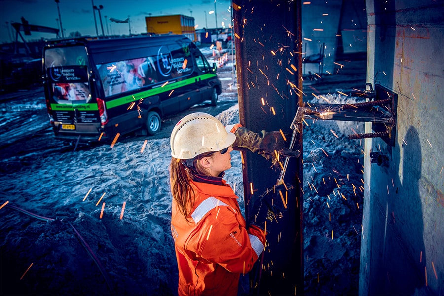 Suzanne Lommers (29), lasser bijLommers Welding