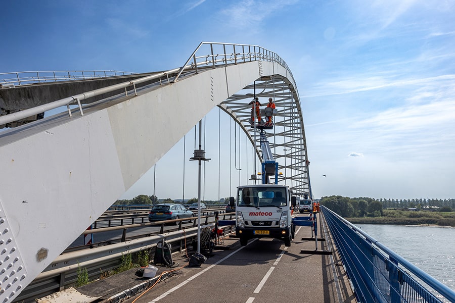 Merwede Bridge suspension cables fitted with innovative wrapping