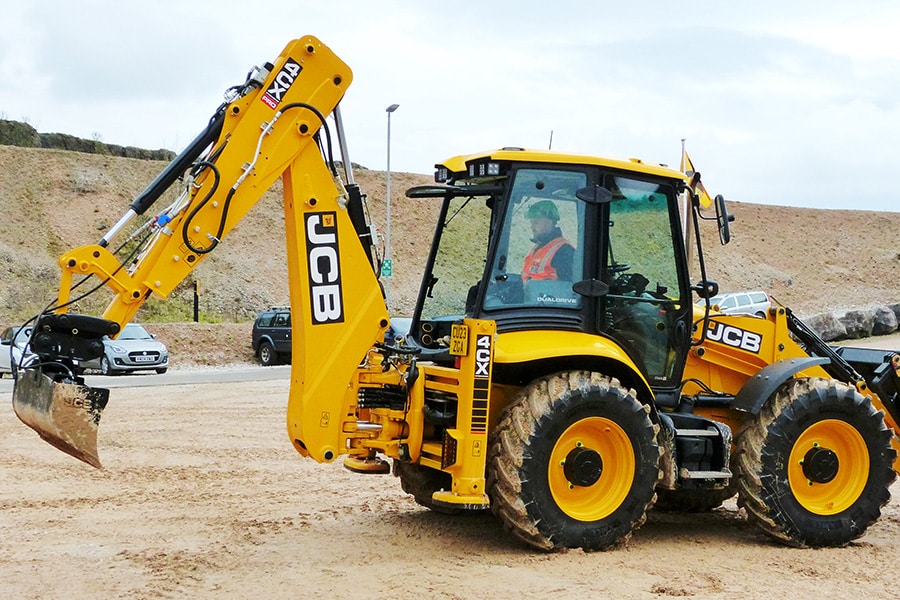 backhoe met dual drive in actie
