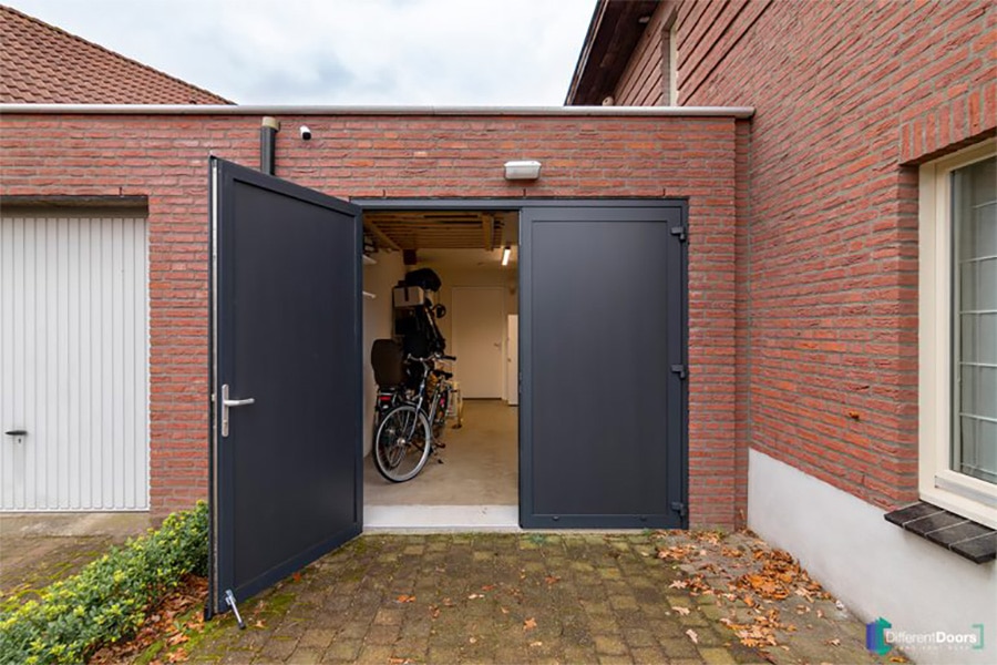 Openslaande garagedeur zwartgrijs 4 768x512 1