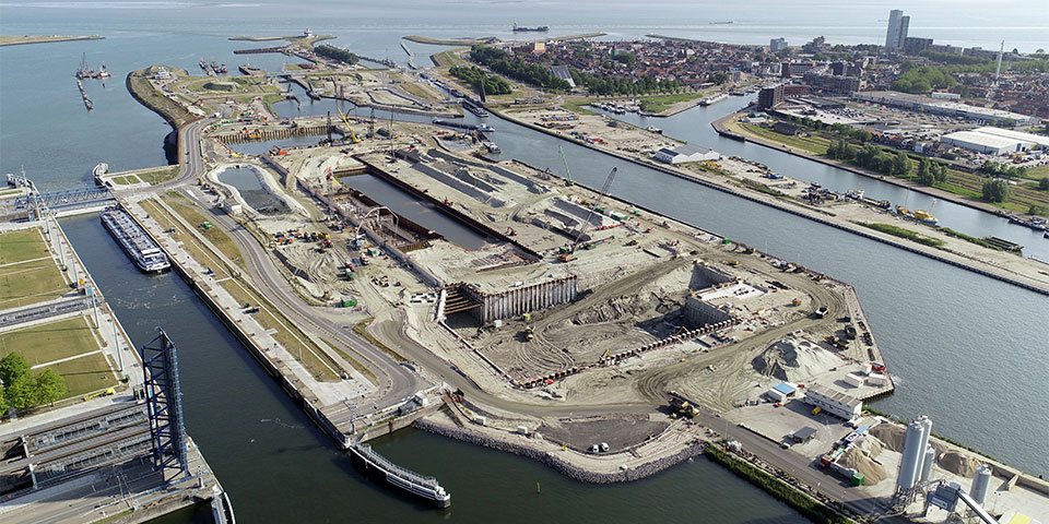 Aanleg bouwkuip buitenhoofd Nieuwe Sluis in Terneuzen in volle gang