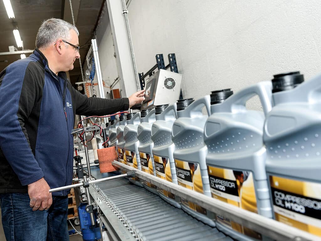 Agealube Frank met containers