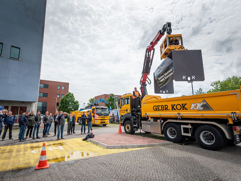 Elektrisch aangedreven kraan verricht de openinghandeling