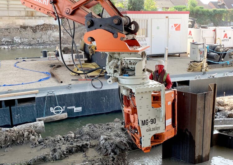 Boormachine, groutinstallatie, trilblok en nieuwe Soilmec SR30 Eagle 3