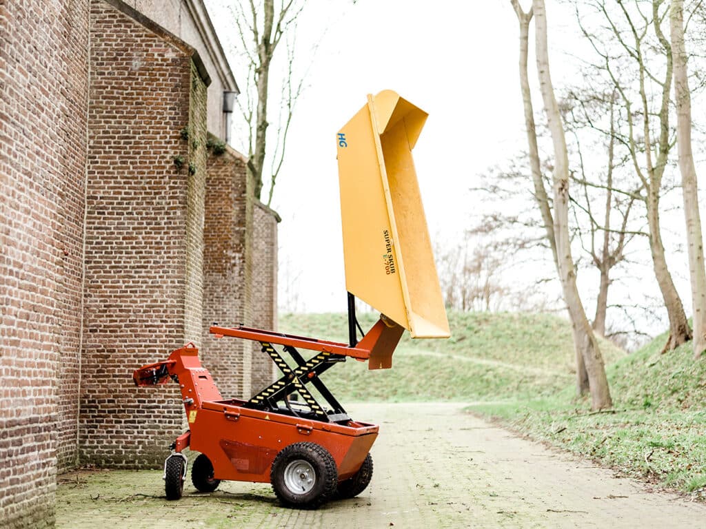Ondersteunt bij sloopwerken en vervoer van bouwmaterialen