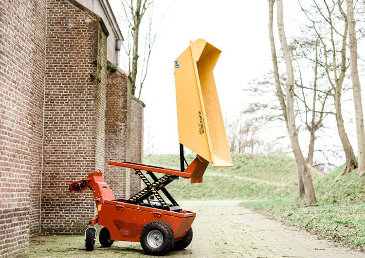 Ondersteunt bij sloopwerken en vervoer van bouwmaterialen 3