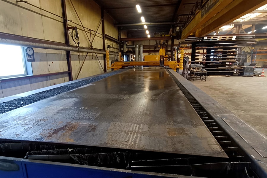 Met een van de plasmabanken van 12 bij 3 meter nieuwe