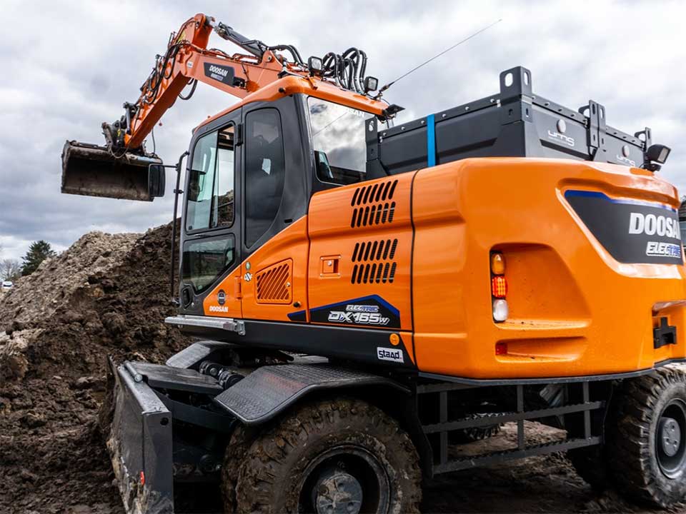 De Doosan DX165W Electric draait als de bliksem