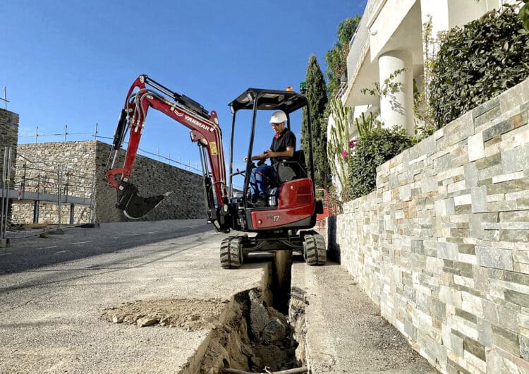 Yanmar ViO17 dicht langs de muur