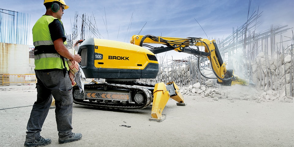 De Brokk 300 en Brokk 500 in actie met de hydraulische hamer.