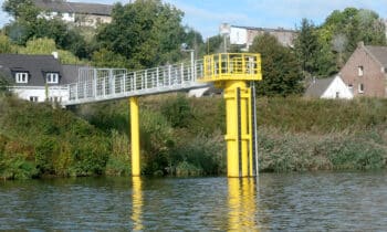 de boer en de groot measuring pole with footbridge in the maas near maastricht