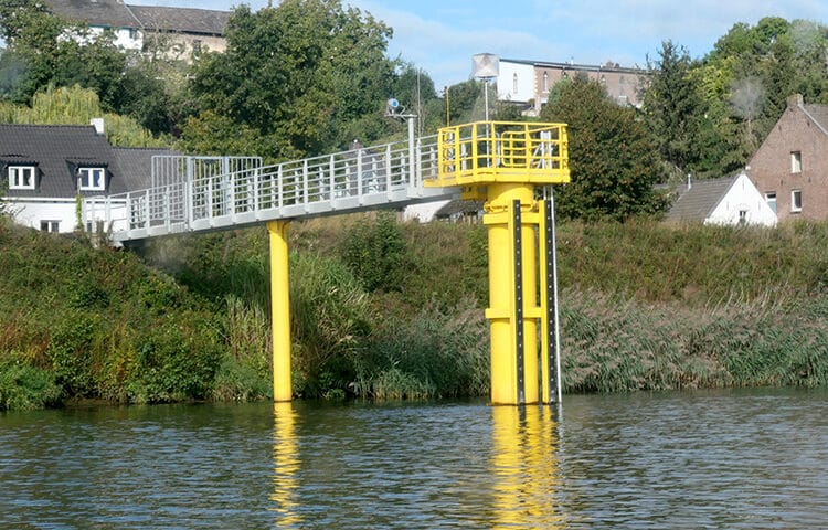 de boer en de groot meetpaal met loopbrug in de maas bij maastricht