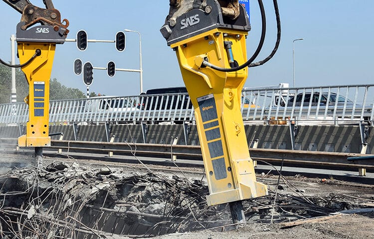 epiroc hb4100 en epiroc hb7000 op viaduct