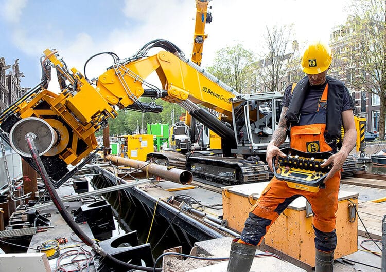 Voor elk type machine een radiografisch besturingssysteem met op maat gemaakte buikzender 2
