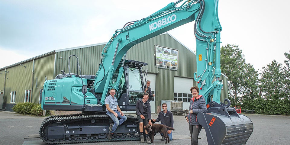 Eerste Kobelco SK130LC-11 rupsgraver voor Van Vliet Waarder