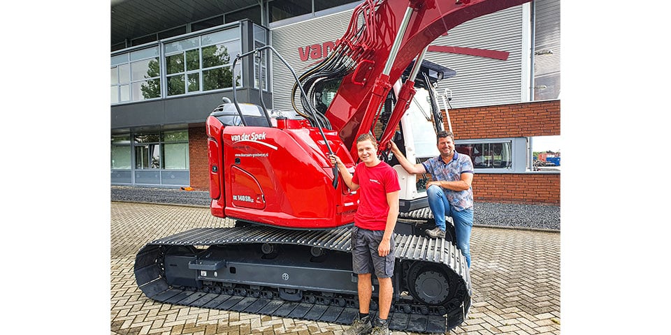Eerste Kobelco SK140SRLC-7 rupsgraver voor Van der Spek