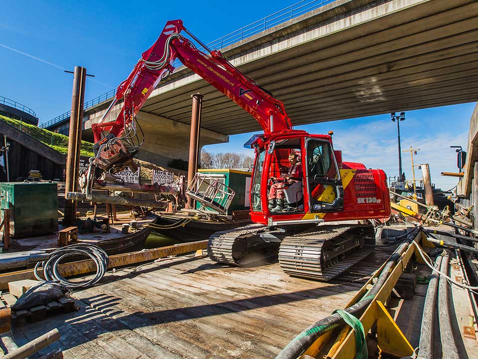 Kobelco SK130LC-11 voor De Vries Titan