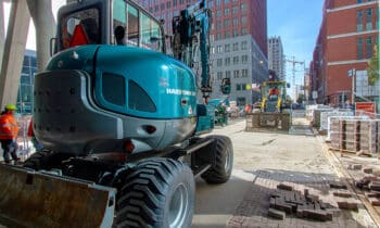 machinaal aanbrengen van bestrating aan de haagse loper in den kopieren