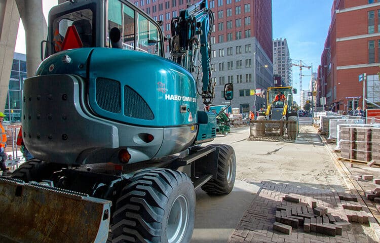machinaal aanbrengen van bestrating aan de haagse loper in den kopieren