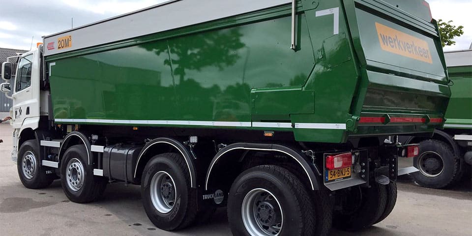 Uniek: horizontaal lossysteem op 5-assige vrachtwagen