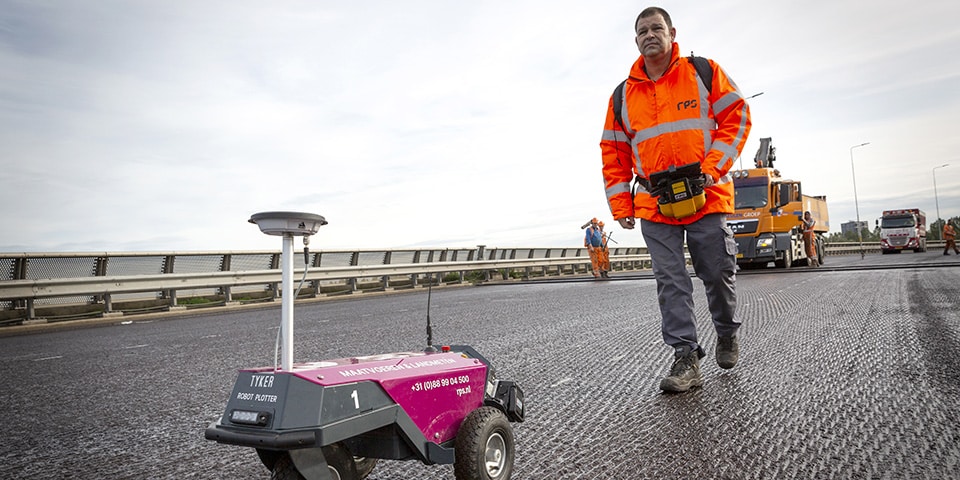 Robots voor uitzetten wegmarkeringen