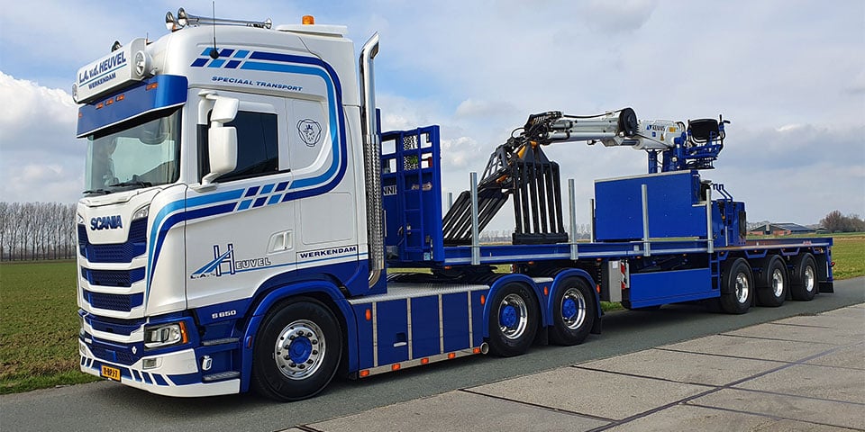 ‘Zo’n Scania gaat honderd jaar mee’ Van den Heuvel koopt twee zwaar transport trekkers