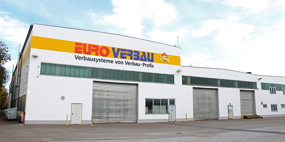 Moderne productiehal voor stalen sleufbekistingssystemen