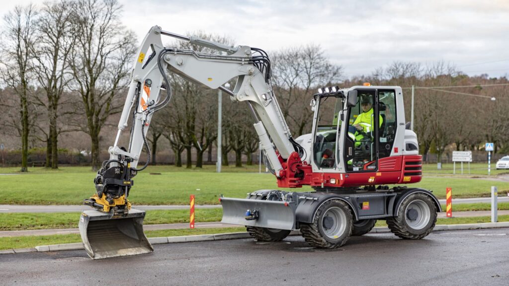 Engcon en Takeuchi verdiepen hun samenwerking – graafmachines af-fabriek voorbereid op draaikantelstuk