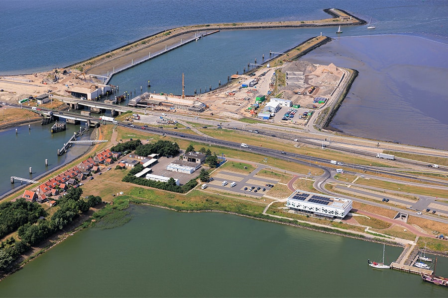 Topview keersluis Kornwerderzand en AWC voorgrond 3F4A8286