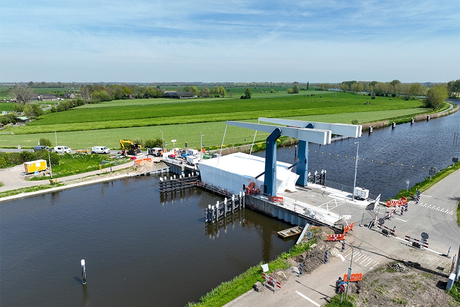 brugval voorzien van afscherming t.b.v. straal en conservering