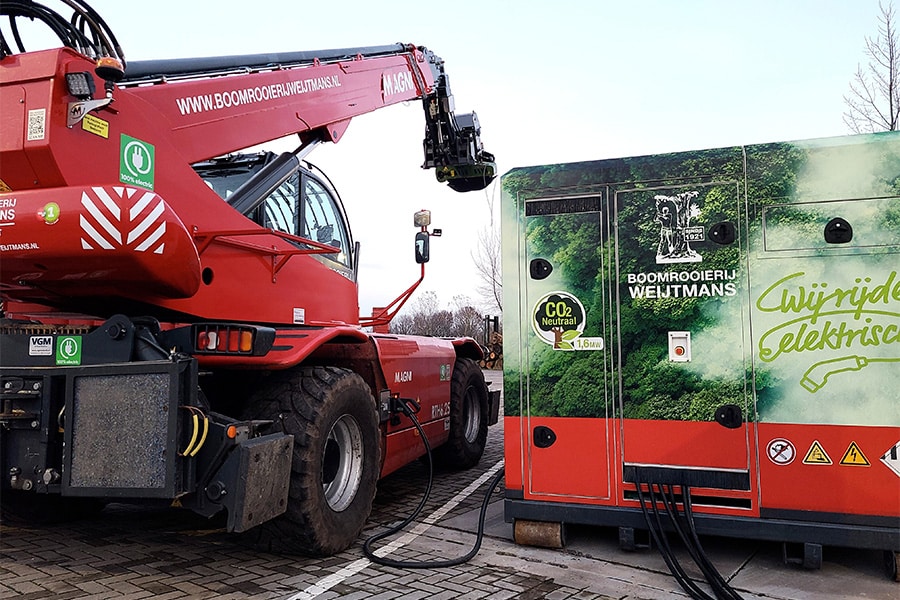 Electric telehandler crane is charged on site by duurz