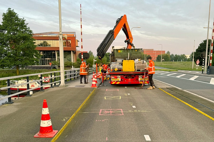 Mobile crane and load tbv calibration sensors