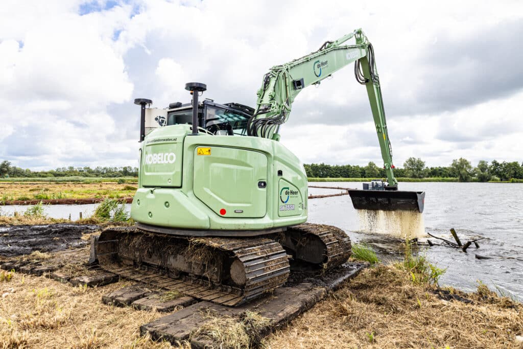 kemp 16762 afl Kobelco SK75SR 7 LR De Heer Land and Water LR 15
