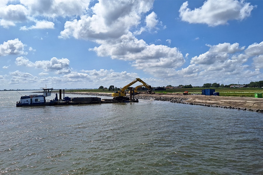 Van Aalsburg en DEME versterken dijk rond Marken met slimme waterbouwtechniek 1