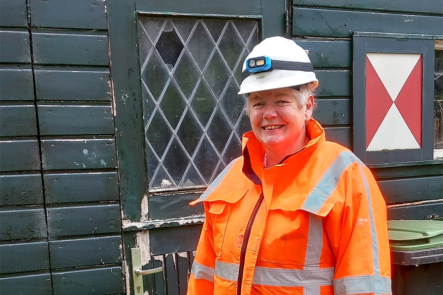 Cissy Ernst, duizendpoot op de bouwplaats namens Ampliar 4