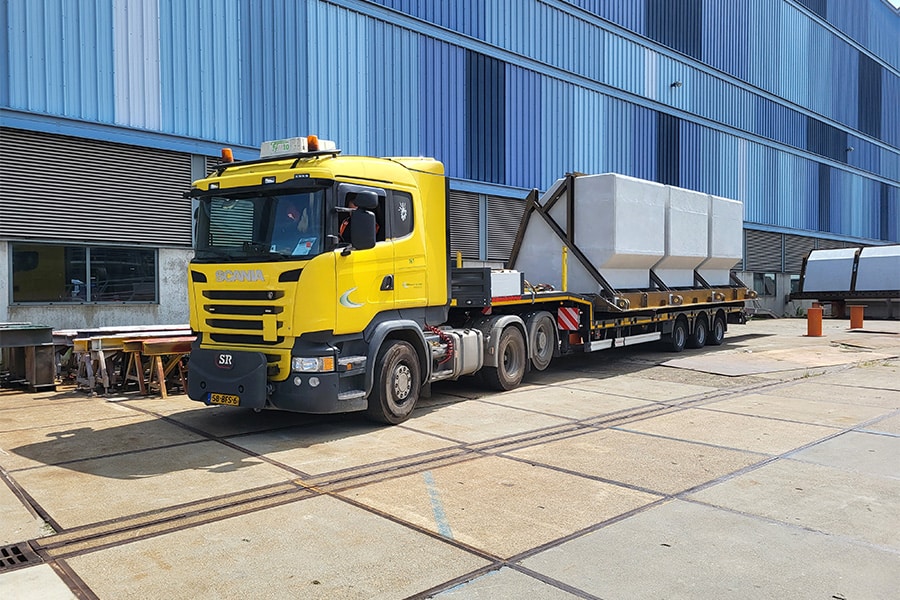 Specialist in special zero-emissions transport transports 70 water retaining bulkheads 1