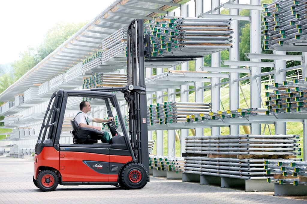 Besparen met gebruikte heftrucks en magazijntrucks: een slimme investering begint met een keuze
