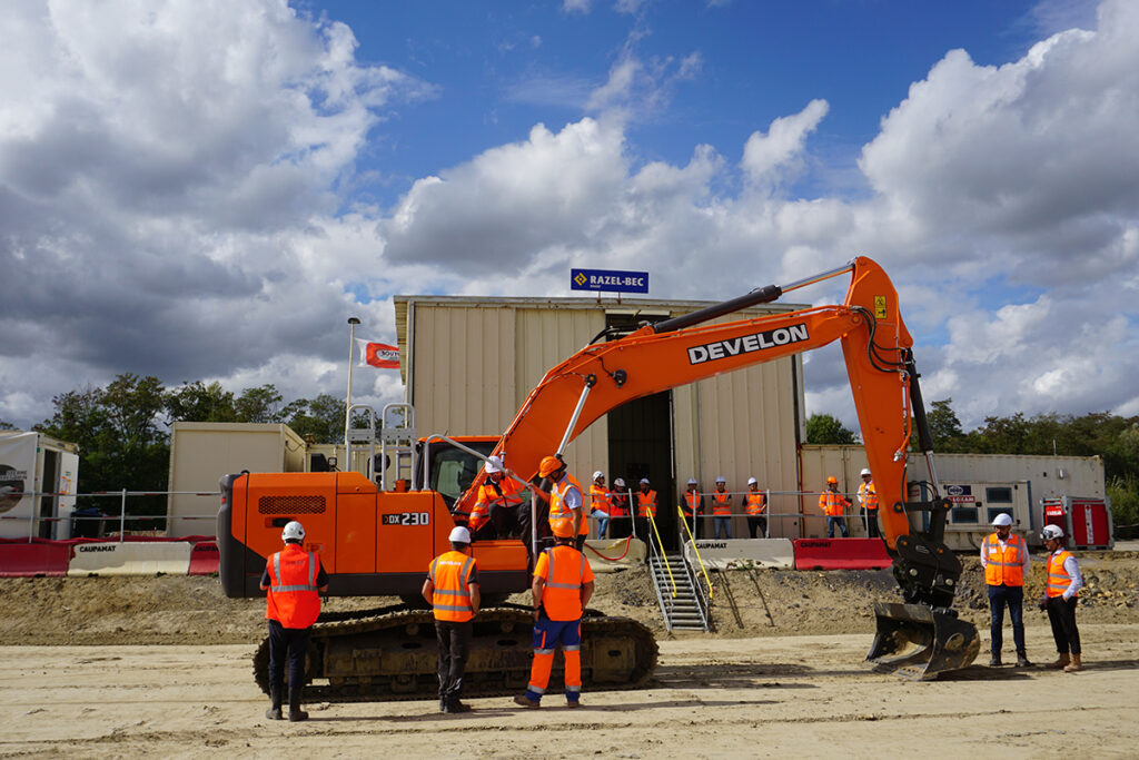 Succesvolle industrie-demo voor nieuwe Develon -9 serie rupsgraafmachine