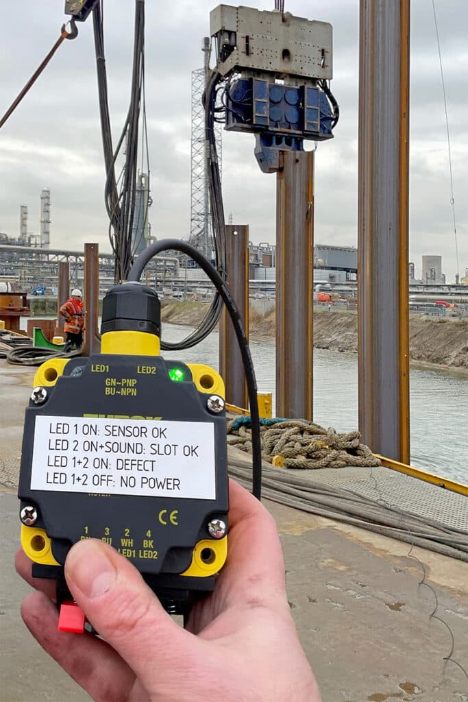 AM-SIS proximity switch at sheet pile installation 2