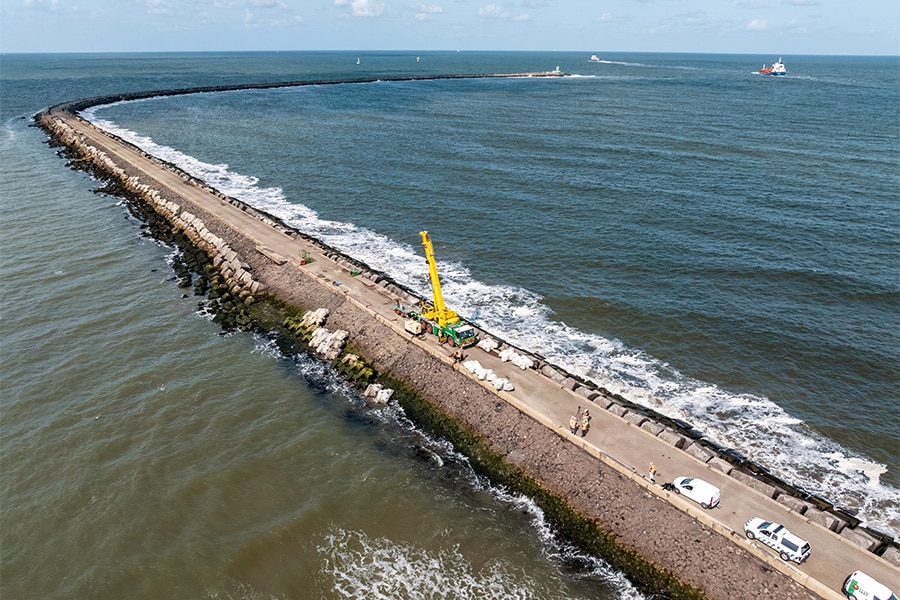 Golfbrekers van duurzame betonmengsels bij Zuidpier IJmuiden 2