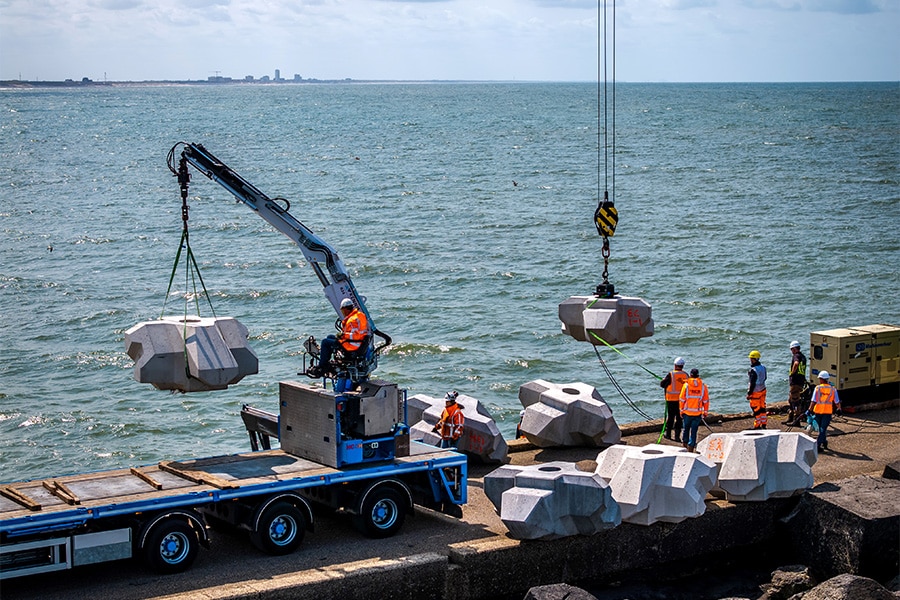 Golfbrekers van duurzame betonmengsels bij Zuidpier IJmuiden 2