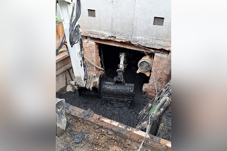 Mini-graver onder Amsterdamse grachtenpanden 3