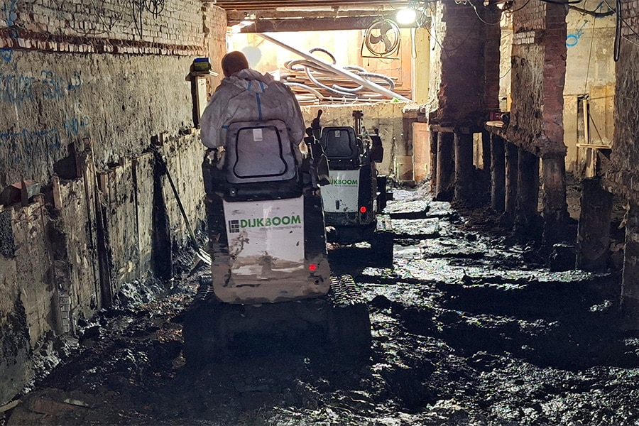 Mini-graver onder Amsterdamse grachtenpanden 2