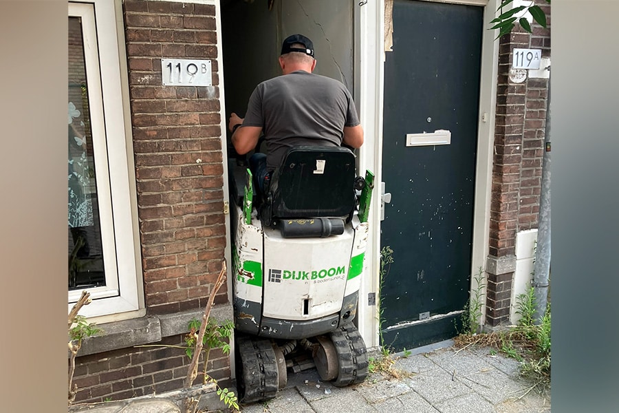 Mini-graver onder Amsterdamse grachtenpanden 1