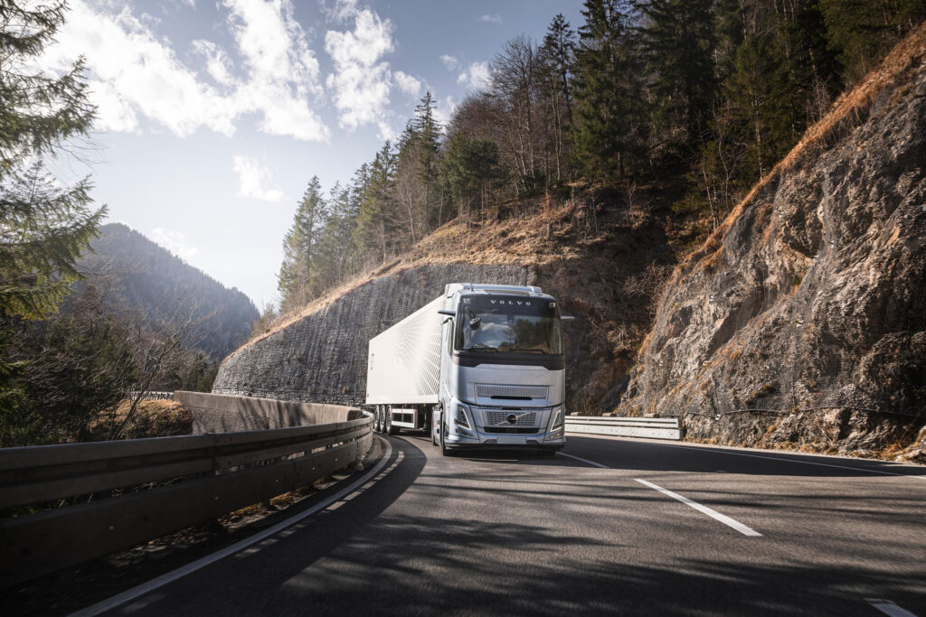 Volvo Trucks pushes for further fuel and CO2 savings with stop-start engine technology 1