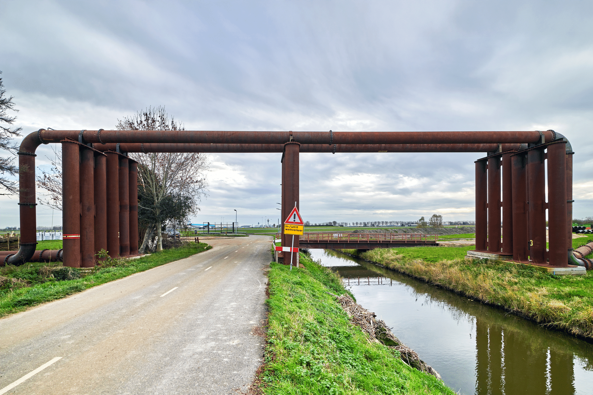 Zeven kilometer stalen leiding langs de Polderbaan 1