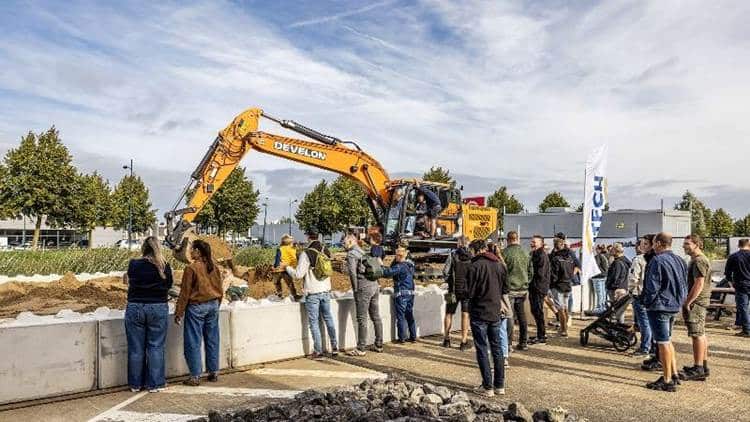 Primeur: eerste Develon DX260LC-9 afgeleverd 1