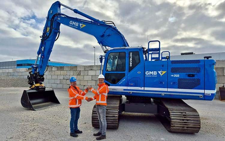 Primeur: eerste Develon DX260LC-9 afgeleverd 28