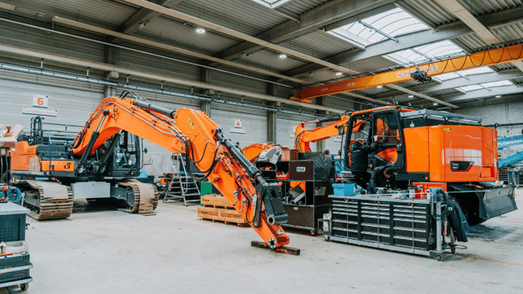 Primeur: eerste Develon DX260LC-9 afgeleverd 2